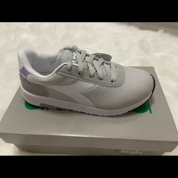 2 for 40 💕 Girls Running Shoes BNIB -Diadora Brand size 4 - Picture 2 of 6